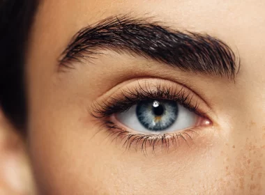 Top 5 Factors to Consider When Buying an Eyelash Growth Serum